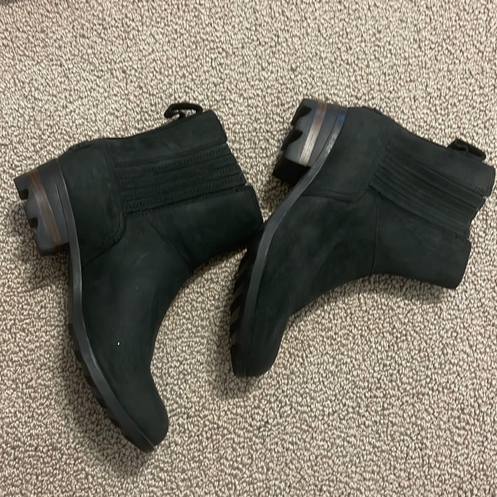 Sorel Women’s Lolla Chelsea Boots (Black Full Grain Leather) 7
